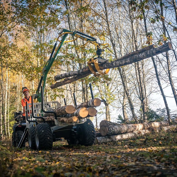 Forstanhänger Quad 3 Tonnen, mit 4,2 m Kran