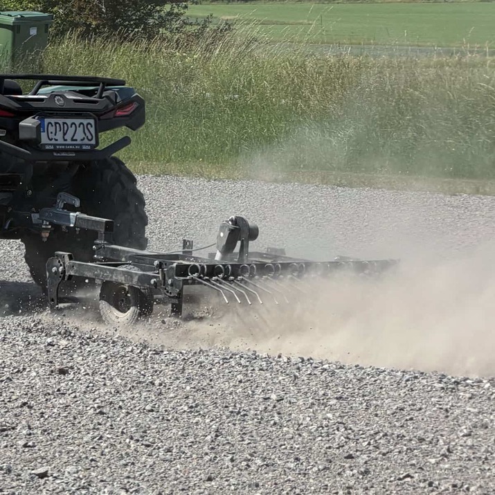 Quad-Hofegge mit einstellbarem Fahrwerk und Zugvorrichtung