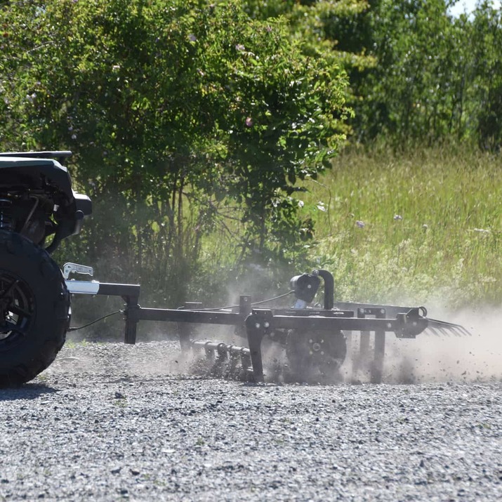Quad-Hofegge mit einstellbarem Fahrwerk und Zugvorrichtung