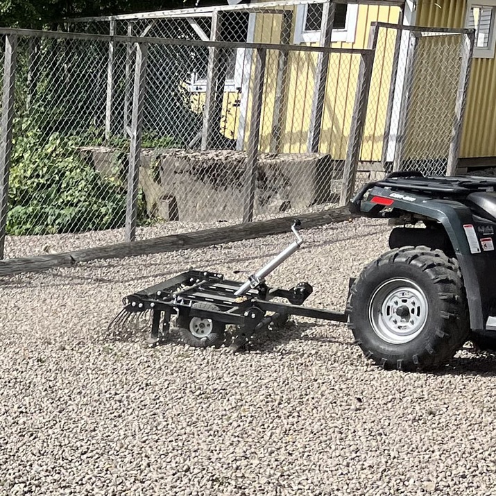 Quad-Hofegge mit einstellbarem Fahrwerk und Zugvorrichtung