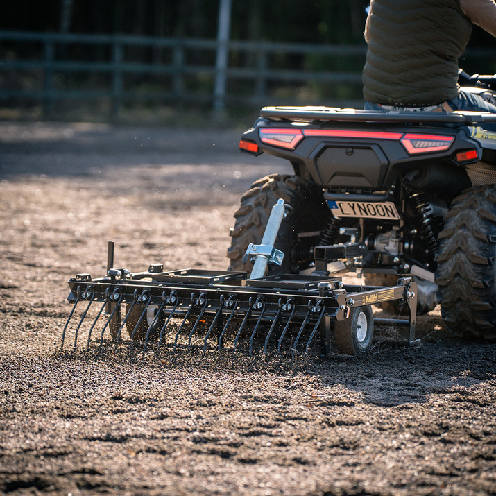 Quad-Hofegge mit einstellbarem Fahrwerk und Zugvorrichtung