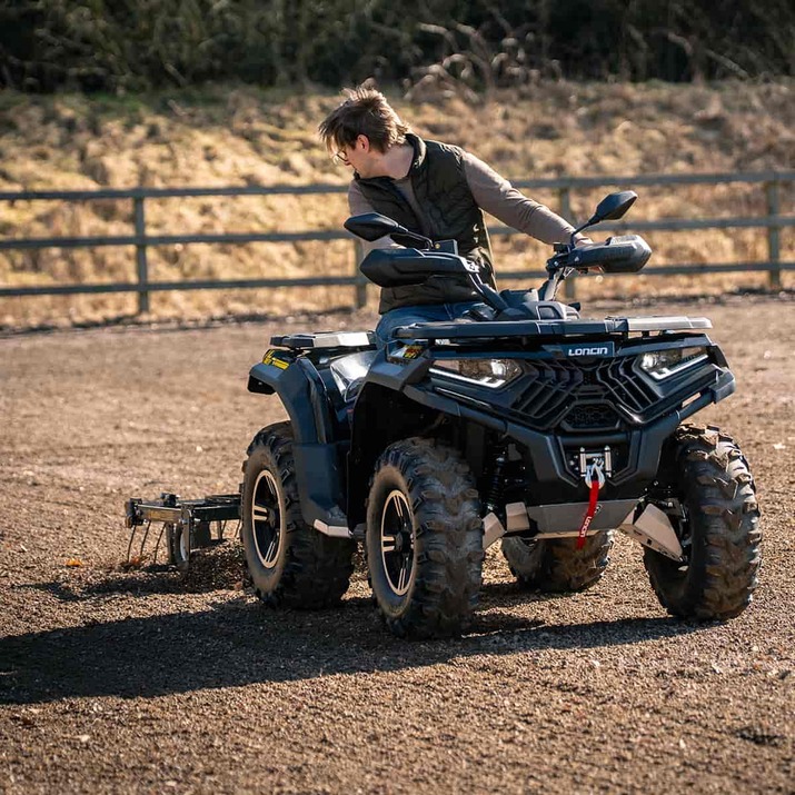 Quad-Hofegge mit einstellbarem Fahrwerk und Zugvorrichtung