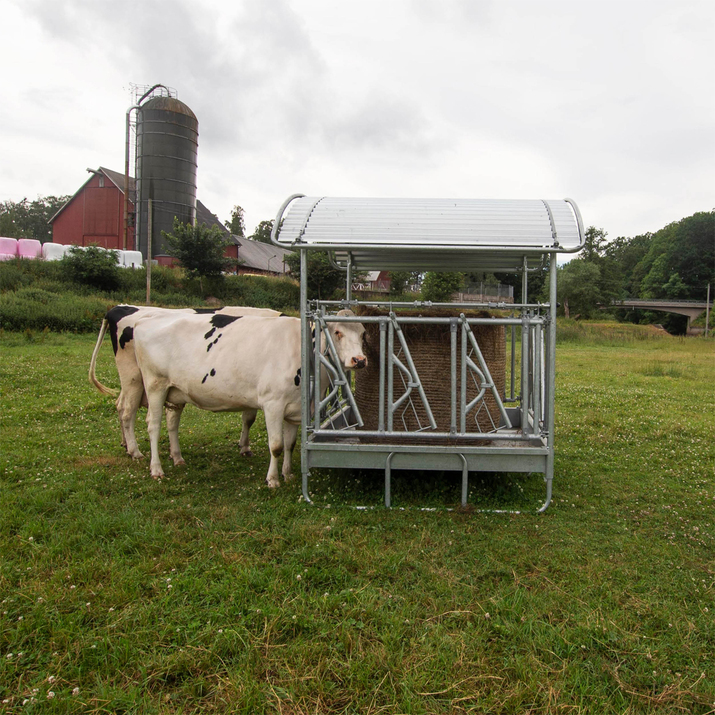 Heuraufe mit Selbstfangfressgittern für Rinder, 12 Fressplätze