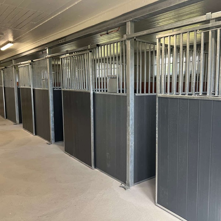 Front mit Schiebetür 3,5 m, inkl. Kunststoffbohlen, SWE