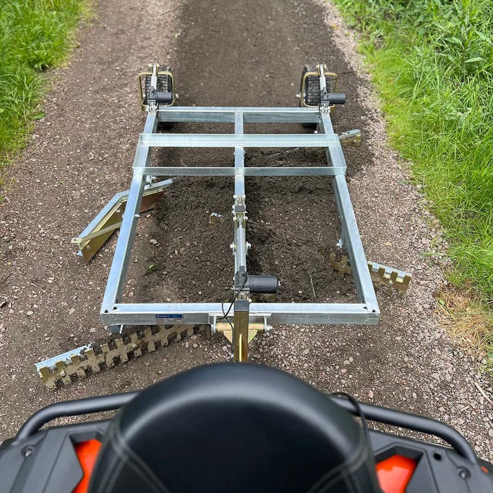 Planierschleppe Quad mit 3 Schneiden und elektrischer Höhenverstellfunktion