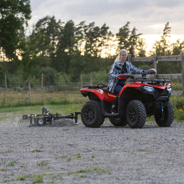 Quad-Hofegge mit einstellbarem Fahrwerk und Zugvorrichtung