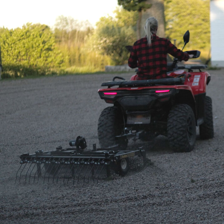 Quad-Hofegge mit einstellbarem Fahrwerk und Zugvorrichtung