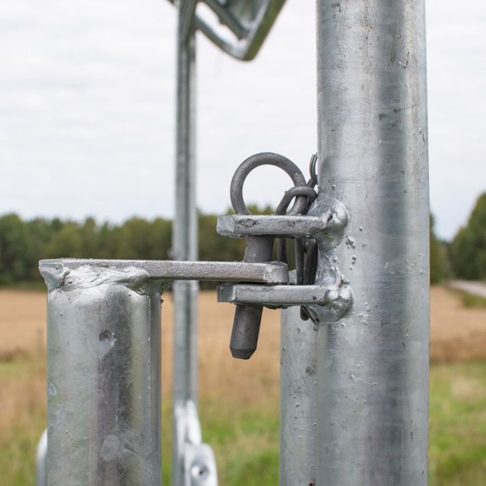 Heuraufe mit Dach und geschlossenen Palisadenelementen für Pferde