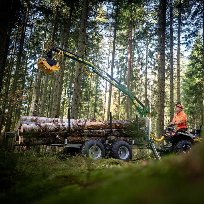 Forstanhänger Quad 3 Tonnen, mit 4,2 m Kran