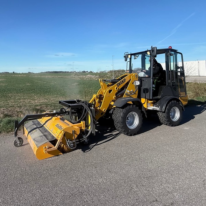 Kehrmaschine mit Auffangbehälter