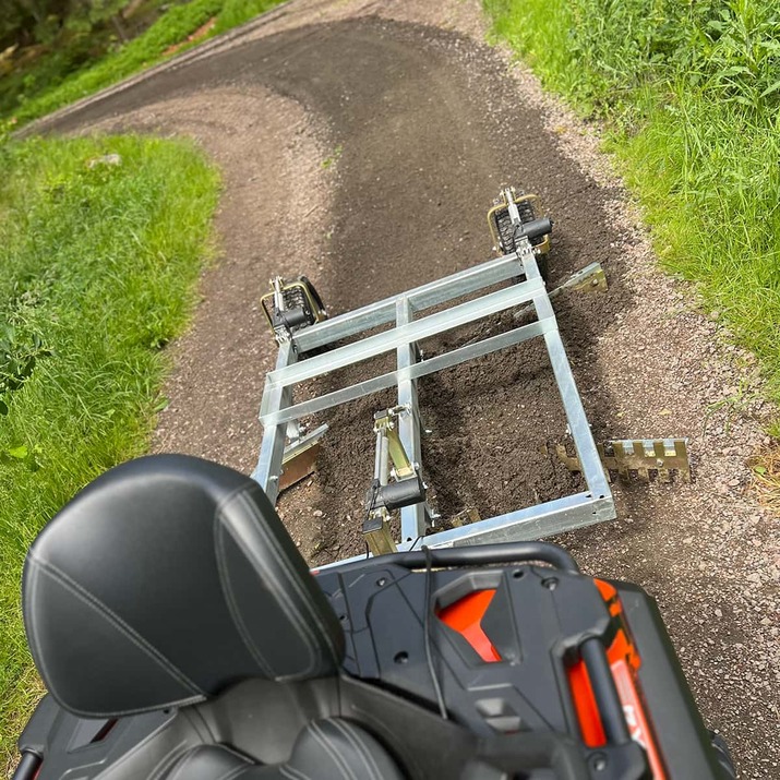 Planierschleppe Quad mit 3 Schneiden und elektrischer Höhenverstellfunktion