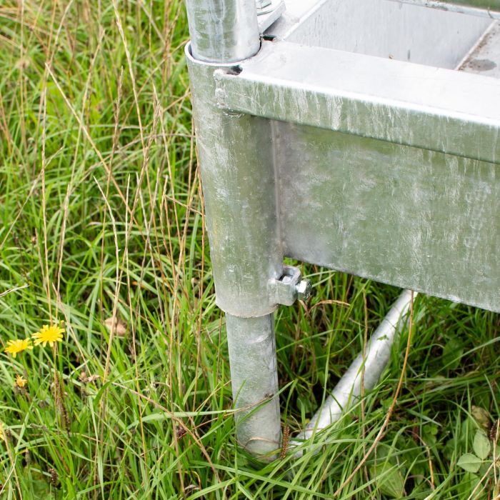 Heuraufe mit Dach und geschlossenen Palisadenelementen für Pferde