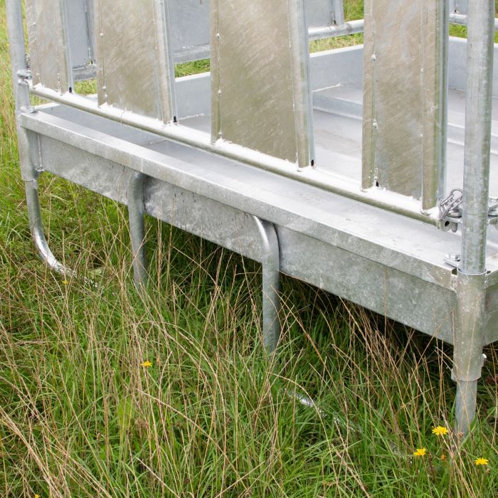 Heuraufe mit Dach und geschlossenen Palisadenelementen für Pferde
