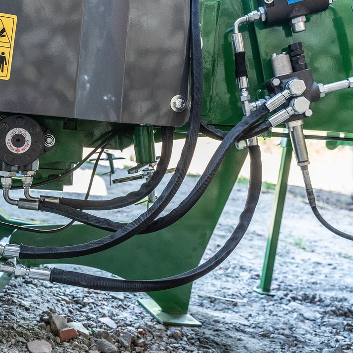 Häcksler 170, hydraulische Zuführung mit Pumpe und Tank